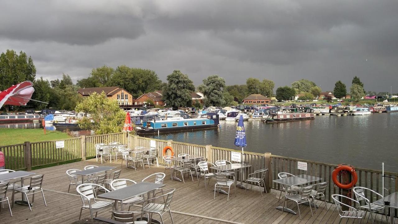 Billing Aquadrome Northampton, Royale Poplar Km12 Apartment Luaran gambar